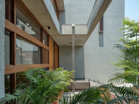 The House of Parallel Walls